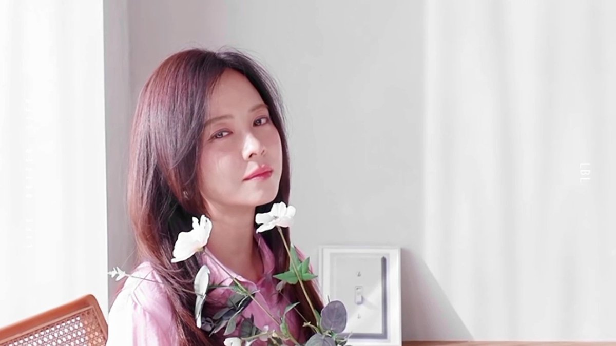 elleigh_sjh's tweet photo. she looks like she belongs in a museum https://t.co/8ZYkyFvriU