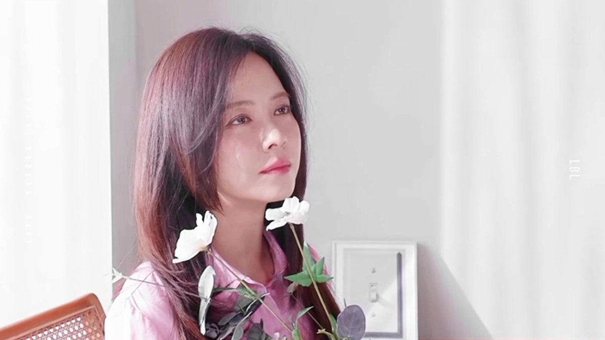 elleigh_sjh's tweet photo. she looks like she belongs in a museum https://t.co/8ZYkyFvriU