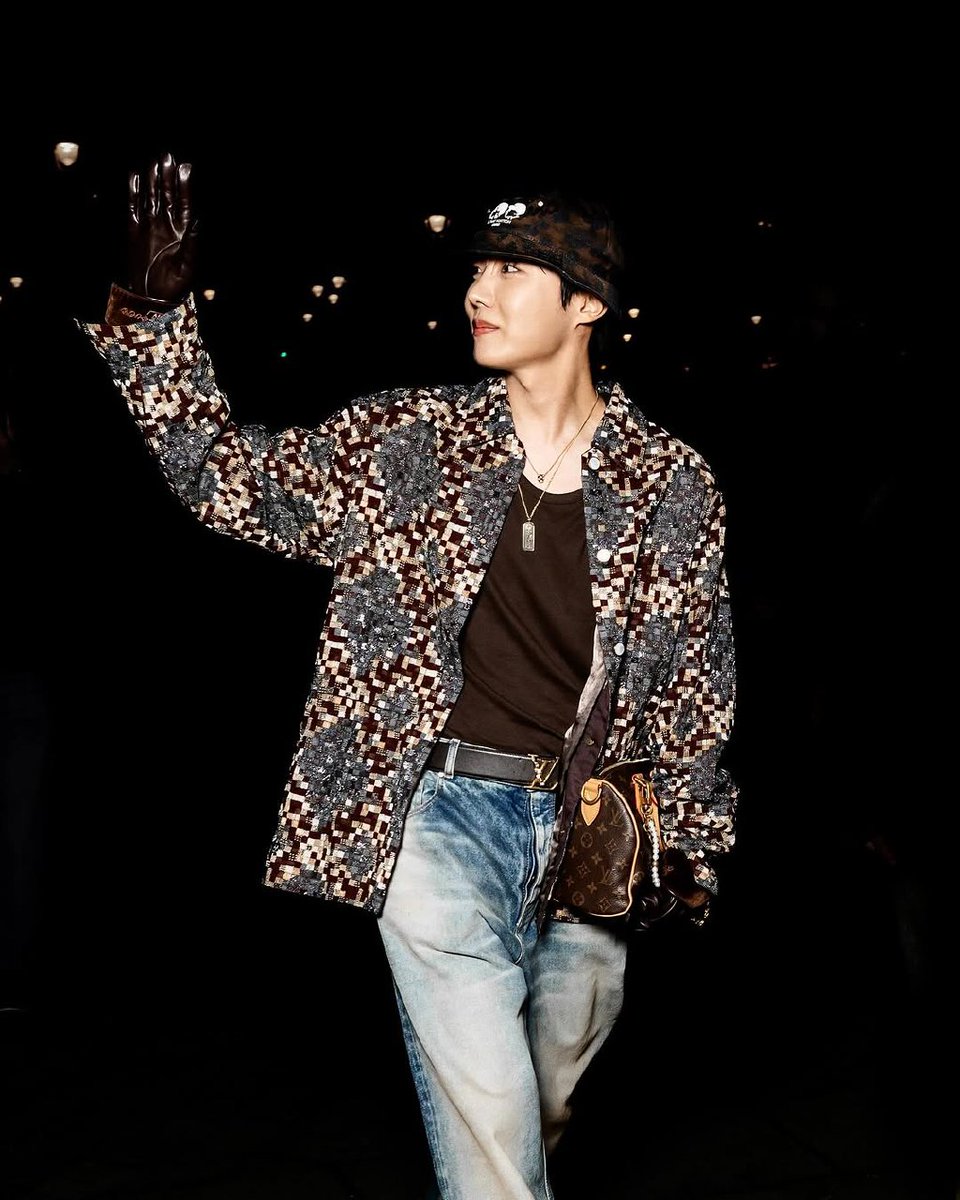 پسری قرار استیج رو به آتیش بکشهه🤤🔥🔥
ریتوییت و ریپ یادتون نره💜💜

LE PRINCE J-HOPE AU GALA 
J-HOPE AT LE GALA DES PIÈCES JAUNES 
#jhope_at_GalaDesPiècesJaunes
#GalaDesPiècesJaunes
#jhope_in_paris #jhope #제이홉