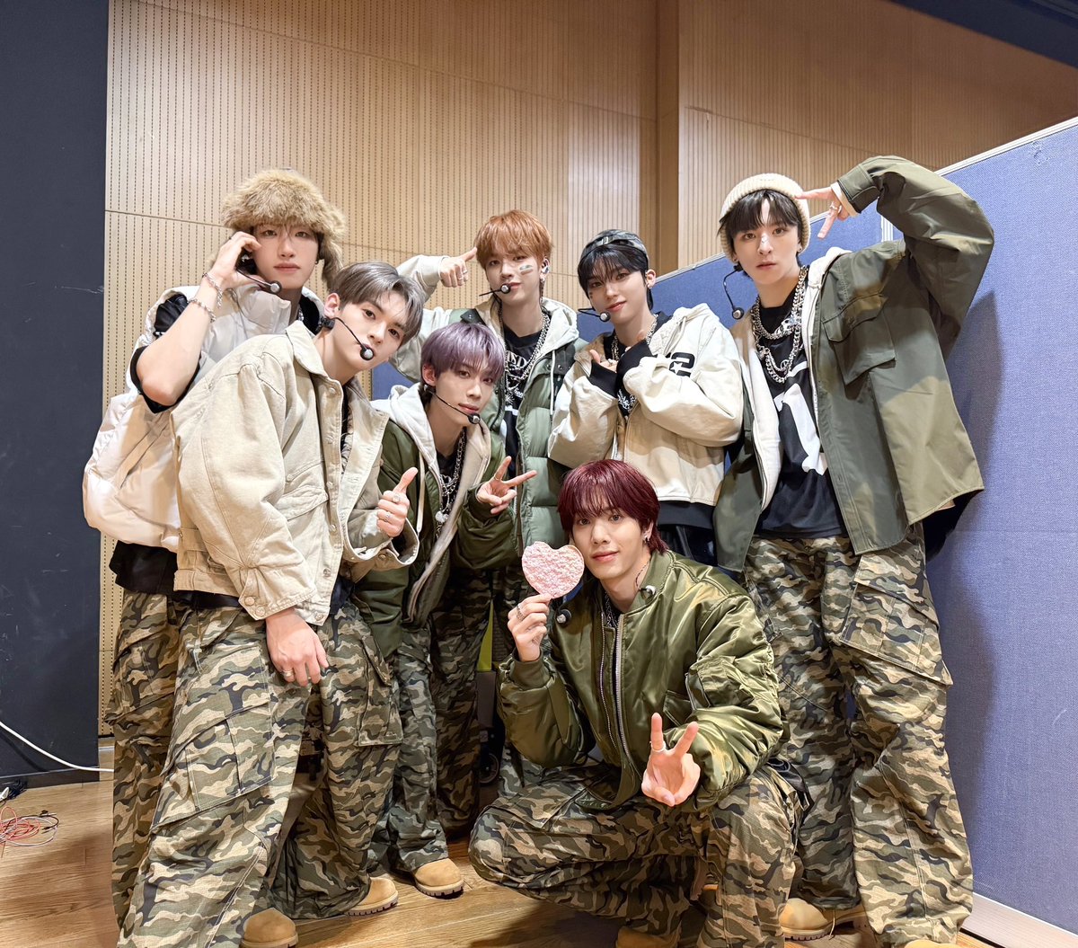 nSSign_official's tweet photo. [📸] Mnet #엠카운트다운 완료💘

코스모 오늘도 너무너무 고마워요🥹💓
오늘 밀리터리 엔싸인은 어땠어요?💚
멋있었으면 코스모 나안아���🏻😶🫱🏻

#엔싸인 #nSSign
#Love_Potion https://t.co/BER79d2gLF