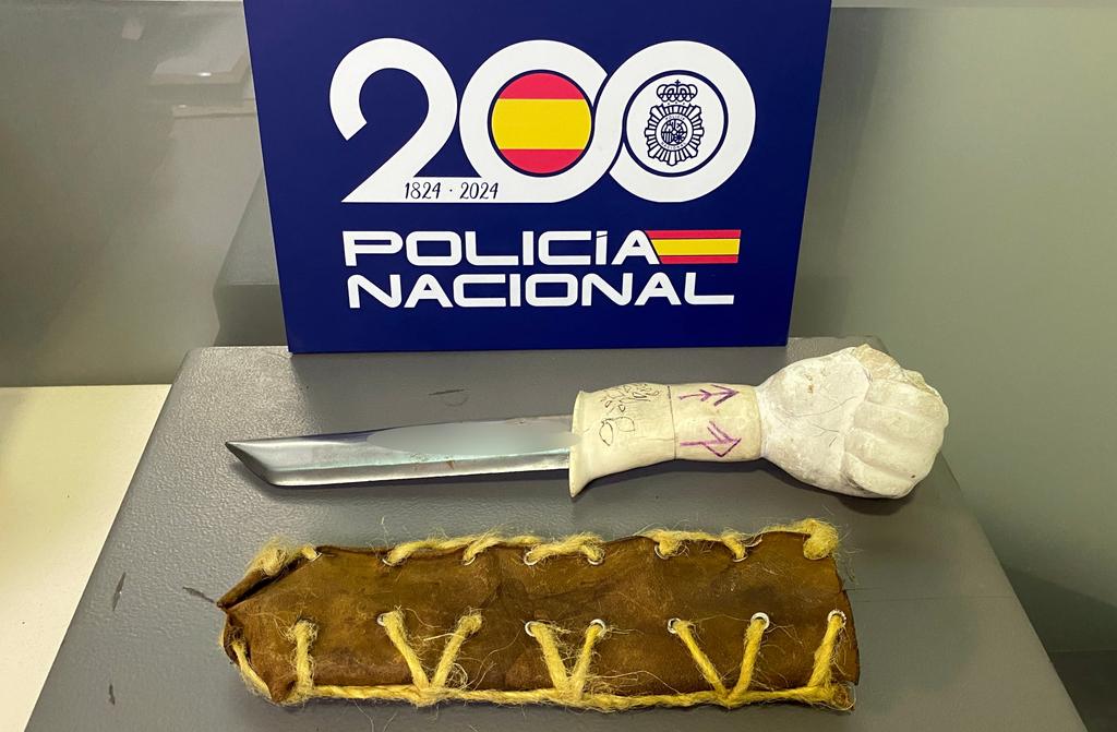AlicanteCEP's tweet photo. La Policía Nacional #Alicante ha detenido a un varón en una sucursal bancaria por amenazar con un machete a una de las empleadas 🔪

El arrestado había amenazado en otras ocasiones a una de las empleadas de la sucursal.

#ProfesionDeRiesgoYa 
#MufaceSi https://t.co/V6EYusBNB0