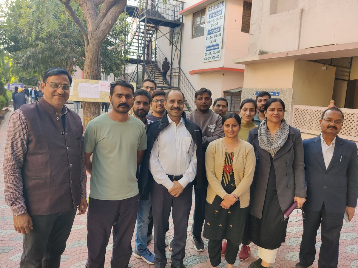 alokrajRSSB's tweet photo. कूकस -जयपुर, LDC Type test की 23 जनवरी की दूसरी पारी के कुछ कैंडिडेट्स के साथ एग्जाम हाल से बाहर निकलते वक्त एक छोटी सी मगर मीठी मुलाकात.. कुछ उनकी सुनी, कुछ अपनी कही और जिंदगी का सफर और भी सुहाना हो गया। ईश्वर से मेरी प्रार्थना की ईश्वर आपको सच्ची सफलता प्रदान करे। https://t.co/Zt6vb0ggCe