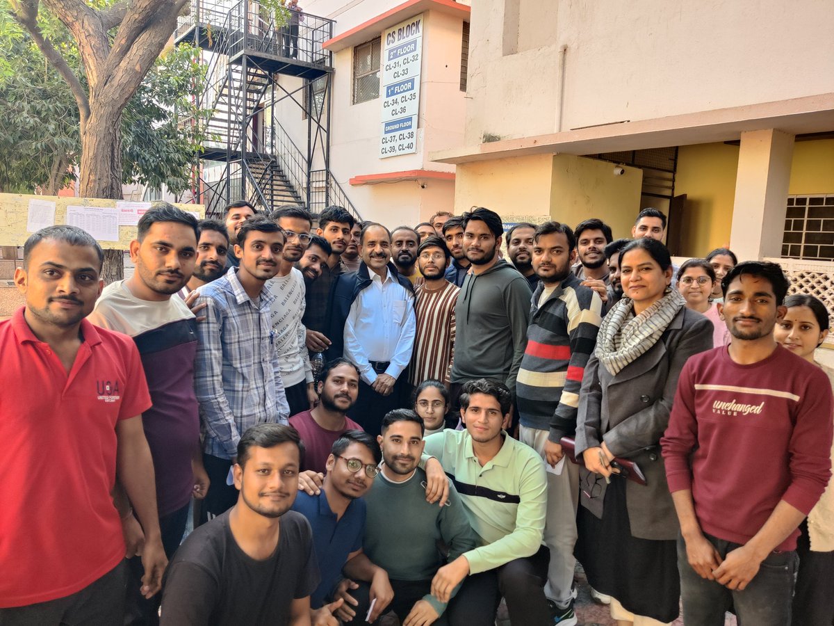 कूकस -जयपुर, LDC Type test की 23 जनवरी की दूसरी पारी के कुछ कैंडिडेट्स के साथ एग्जाम हाल से बाहर निकलते वक्त एक छोटी सी मगर मीठी मुलाकात.. कुछ उनकी सुनी, कुछ अपनी कही और जिंदगी का सफर और भी सुहाना हो गया। ईश्वर से मेरी प्रार्थना की ईश्वर आपको सच्ची सफलता प्रदान करे।