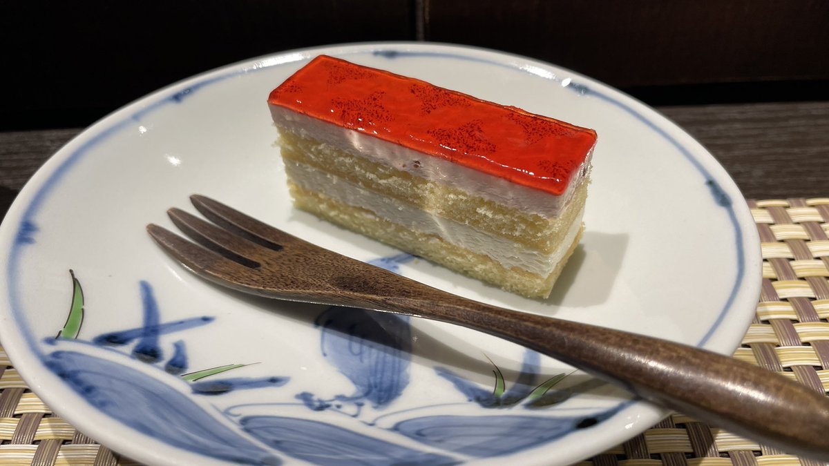 「旅館の晩ごはんの量が多すぎて半死人のようにぶっ倒れてる(ちょっと残した… 」|ぢたま某＠八方塞がり中のイラスト