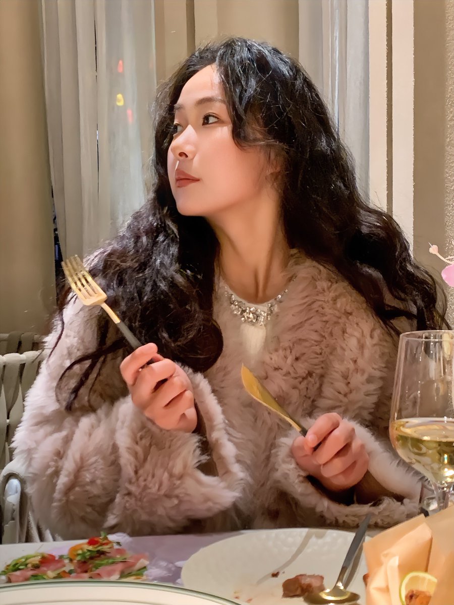 yayaa_nancy's tweet photo. HBD🎂开启30岁的💐路吧~

总有人问我，有没有年龄焦虑，25岁的时候有，28岁时候有，30岁的我犹如重获新生，坦然 从容 更豁达 ��标明确

20多岁，是我最迷茫最焦虑与缺乏足够的智慧去面对这个世界的日子，除了一腔孤勇，就是硬着头皮不停向前，只想感谢这一个十年自���的勇敢。感谢一路陪伴我成长给予我支持的爸妈以及家人、朋友，感谢闺蜜陪我一起疯闹不做成熟大人❤

三十而立 三十而已 三十正好🎂
愿30岁的我们浪漫又清醒 自由又快乐🎞️
保持热爱 勇敢执着 享受当下 发大财🎉