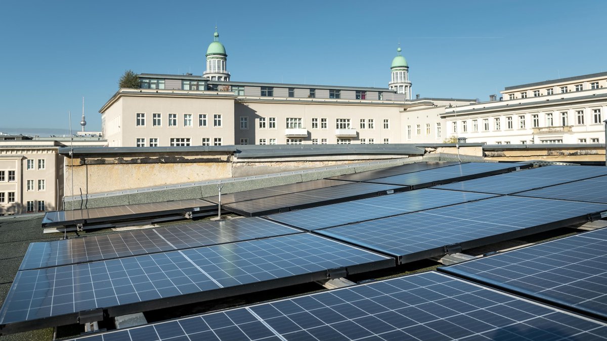 Zwölf neue #Photovoltaik-Anlagen für bezirkliche Gebäude in #Xhain
▶️berlin.de/ba-friedrichsh…
<a href="/StadtwerkBerlin/">Berliner Stadtwerke</a> <a href="/clara_herrmann/">Clara Herrmann</a> <a href="/AndyHehmke/">Andy Hehmke</a> 

Foto: Georg-Friedrich-Händel-Gymnasium
 © Benjamin Pritzkuleit/Berliner Stadtwerke