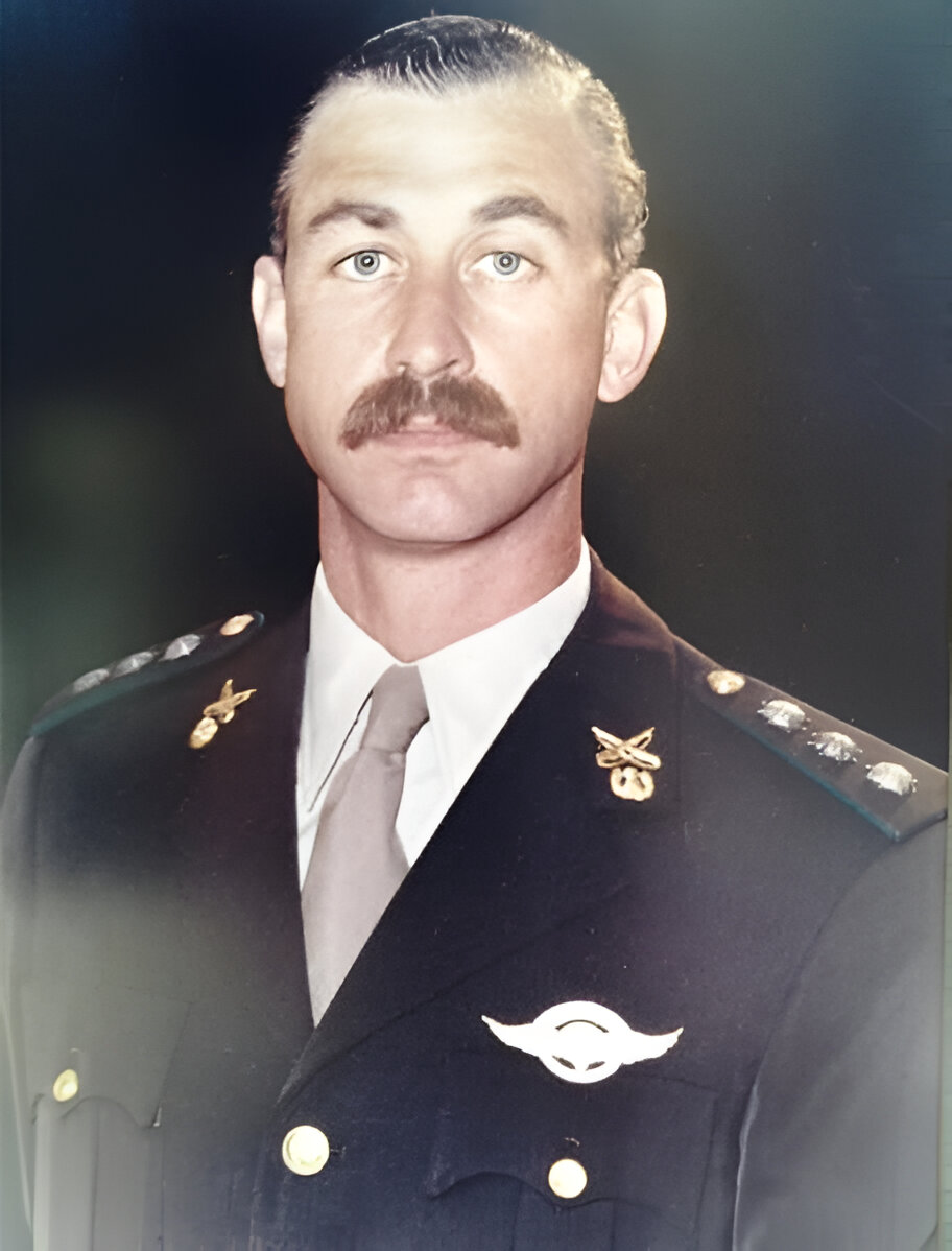 PedroMihovilce1's tweet photo. Hoy desde esta cuenta, a 36 años de algo que aún no se hizo justicia ni se honró debidamente, quiero recordar a un amigo caído en el combate el 23 de enero de 1989 en La Tablada - al Mayor Horacio Fernández Cutiellos.

Horacio era Mayor de infantería y 2do. Jefe de la Tablada (a los 37 años). Según cuentan, ese día Horacio se levantó a las 6 y fue a afeitarse, cuando escuchó, los primeros disparos y gritos desde la guardia, los terroristas habían derrumbaron el portón de la guardia con un camión, aplastando al soldado de guardia y desde un R12 que venía atrás, fusilaron a un soldado desarmado Tadeo Taddia.
Horacio empezó a disparar contra los terroristas desde la Plana Mayor, a unos 50 metros de la guardia. Atrincherado atrás de una puerta de fierro, y para no comprometer al soldado que lo acompañaba, le dio un caja de municiones para llenar cargadores. 
Disparaba y el soldado recargaba, pasandole los cargadores por el suelo. Combatió desde las 6:15 hasta las 9:30. Después que los terroristas tomaron la guardia, causando estragos y metiéndose al cuartel se escondieron y en ese momento Horacio se quedó sin objetivos visibles. 
Alrededor de las 9, salió a la galería y se puso detrás de una columna, adonde tenía un mejor ángulo de disparo. Pero no vió que atrás del edificio de la Plana Mayor, se escondía uno de los jefes terroristas Farfán (Roberto Sánchez), un ex miembro del ERP que había estado preso en los 70's y luego ocupó un alto cargo político en Nicaragua.
Al escuchar y ver a Horacio, Farfán arteramente le disparó por la espalda. El tiro le dió en el hombro, pero no lo mató lo dejó momentáneamente fuera de combate. En el acto unos soldados desde una companía, eliminaron a Farfán.
Horacio, se recuperó y se arrastró a la puerta de su oficina, mientras se paraba en el umbral, desde la guardia los terroristas le dispararon una lluvia de proyectiles, (aún bajo fuego) logró entrar a la oficina, pero estando un metro adentro, recibió el segundo disparo ahora en el pecho y cae muerto.

A las 6:45, el Mayor se comunicó con el Coronel Jorge Halperín, del comando de la Brigada de Infantería Mecanizada X:

H.F.C.: "Mi coronel; aproximadamente a las 06:20 hs. entraron al cuartel, a los tiros, por el puesto 1, un camión y 7 u 8 automóviles con gente de civil y uniforme que coparon la guardia de prevención... 

Comando: ¿La guardia ha sido totalmente tomada o sólo en forma parcial?

H.F.C.: Totalmente tomada. Además han atacado las sub-unidades que están alrededor de la Plaza de Armas. Desde aquí observo cuerpos en el suelo, heridos o muertos, de civiles y de personal militar. Actualmente se escuchan disparos en el fondo del cuartel... Mi coronel, yo voy a morir defendiendo el cuartel, ustedes recupérenlo..."

Nota personal:
Horacio era un gran tipo, líder natural y uno de los mejores tiradores que personalmente conocí, en este enfrentamiento dando fé de esto, dejó afuera de combate a 9 terroristas.

¡Dios te guarde y tenga a su derecha soldado!