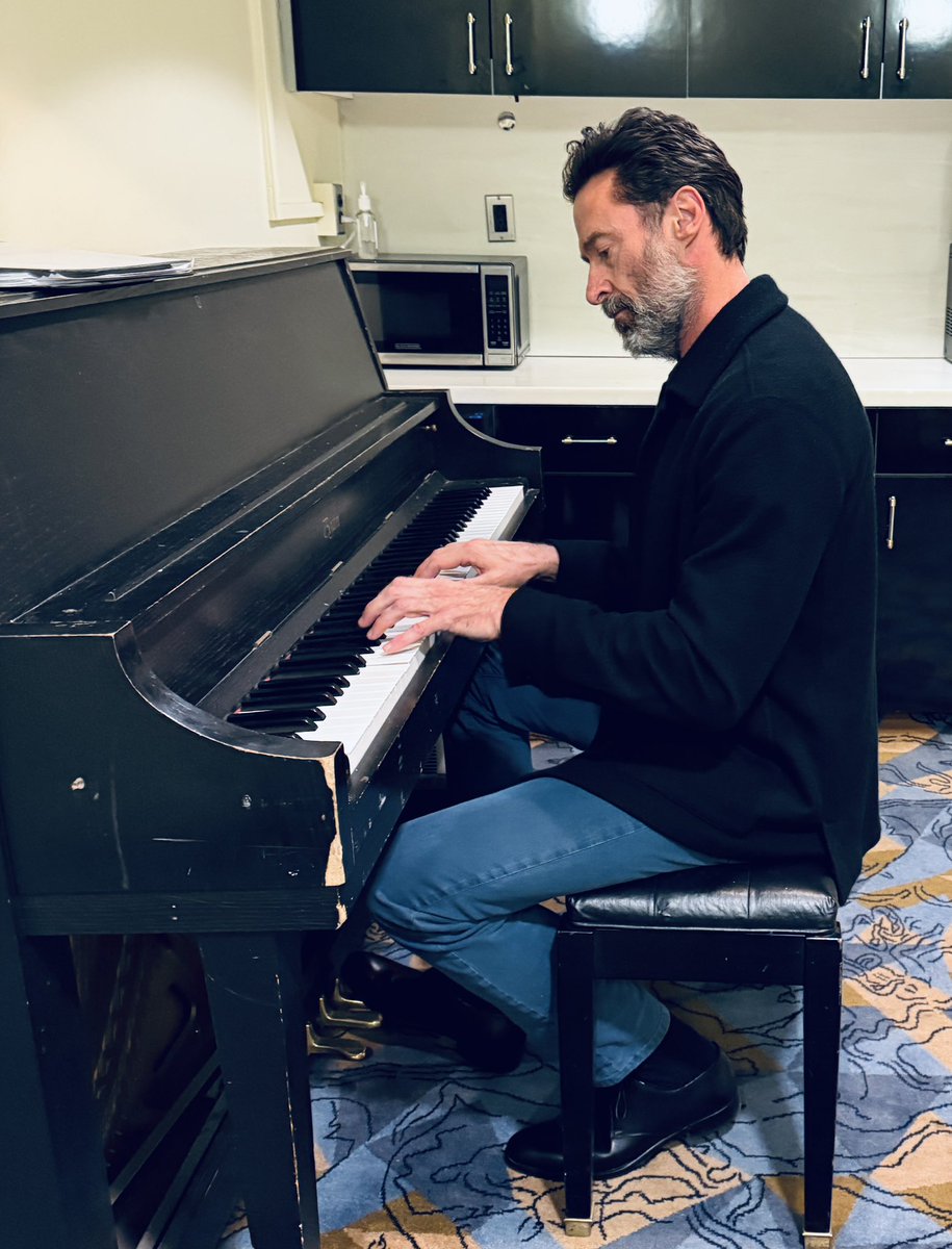 RealHughJackman's tweet image. Ahead of our opening tomorrow night, I want to say thank you to the amazing orchestra, band, dancers, singers and crew. All of you who’ve  worked tirelessly to  make #FROMNEWYORKWITHLOVE come to life!! But most  importantly, I’d like to thank all of you … the audience, the fans.…