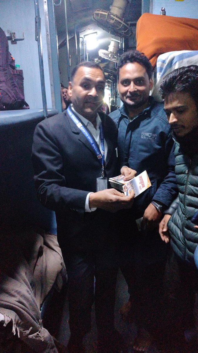 RailwayNorthern's tweet photo. 🔱संगम तक आस्था की गाड़ी🔱

यात्रियों को मेले से जुड़ी महत्वपूर्ण जानकारी देने के लिए मुरादाबाद मण्डल की विभिन्न रेलगाड़ियों में #RailKarmayogi द्वारा महाकुम्भ विशेष पैम्फ़लेट वितरित किए गए।

#MahaKumbh2025 #KumbhRailSeva2025 https://t.co/giC4JTcomM