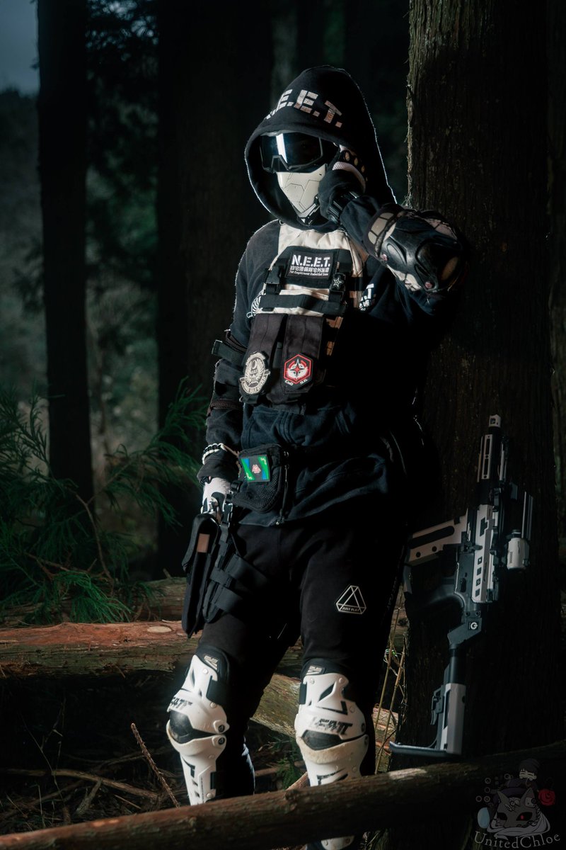 HanName3818's tweet image. ？「組織方針の食い違いで互いに睨み合っている状態なんだ、俺は少数ではあるがマスクの者と協力してる」

HN（マスク…、サンクの事か？）
「分かった、それだけで十分だ」

？「いつ侵略するかも分からないからそっちは気をつけてくれ、では」

HN「と…いう事だ。
Bチームは先に帰還していてくれ」