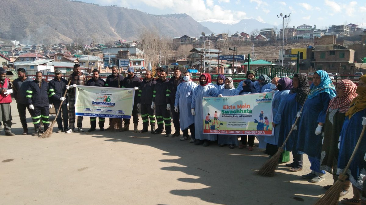 DHBandipora's tweet photo. Cleanliness is the first step to healing! As part of #RepublicDay2025 celebrations, DH B'pora, in collaboration with @CEOMCBANDIPORA launched a special #CleanRepublic drive. An oath for hygiene was led by our Medical Superintendent to ensure a safe,clean, and healing environment. https://t.co/hAzGKPXtxB
