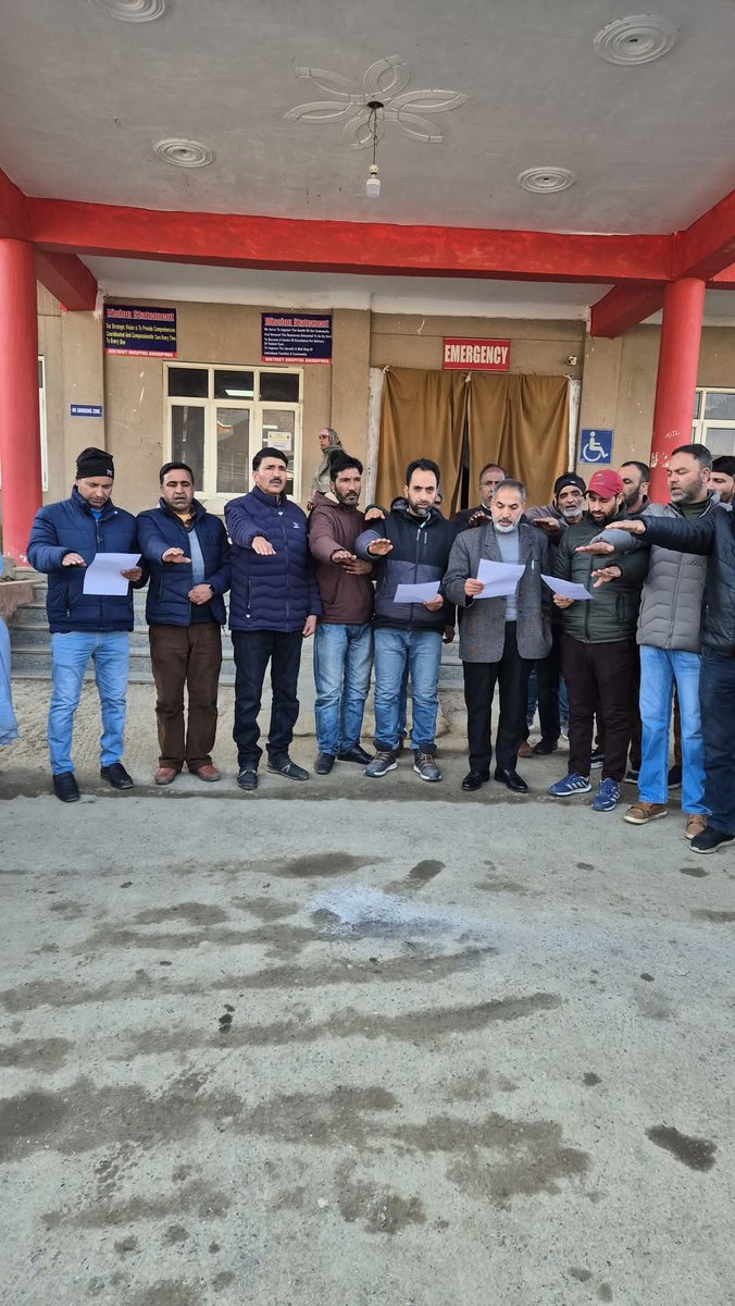 DHBandipora's tweet photo. Cleanliness is the first step to healing! As part of #RepublicDay2025 celebrations, DH B'pora, in collaboration with @CEOMCBANDIPORA launched a special #CleanRepublic drive. An oath for hygiene was led by our Medical Superintendent to ensure a safe,clean, and healing environment. https://t.co/hAzGKPXtxB