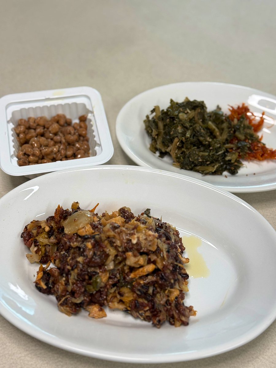 저속노화 김치볶음밥 맛있네요 👍🏻

닭가슴살의 다소 뻑뻑한 식감을
부드러운 토마토가 보완해주는 듯 하고 

짠 김치 보다 양배추를 많이 넣으니
감칠맛이 아주 좋았어요 ! 

저속노화식으로 볶음밥은 피했는데
좋은 보완재가 될 것 같아요