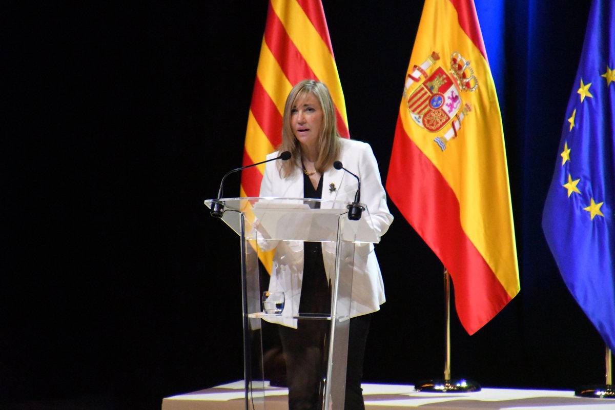 PoderJudicialEs's tweet photo. La presidenta ha animado a los nuevos miembros del Poder Judicial "a actuar siempre en la defensa de vuestra independencia y a que nunca os dejéis influir por elementos que os alejen del verdadero sentido de la función judicial" https://t.co/mnuTTW65GA