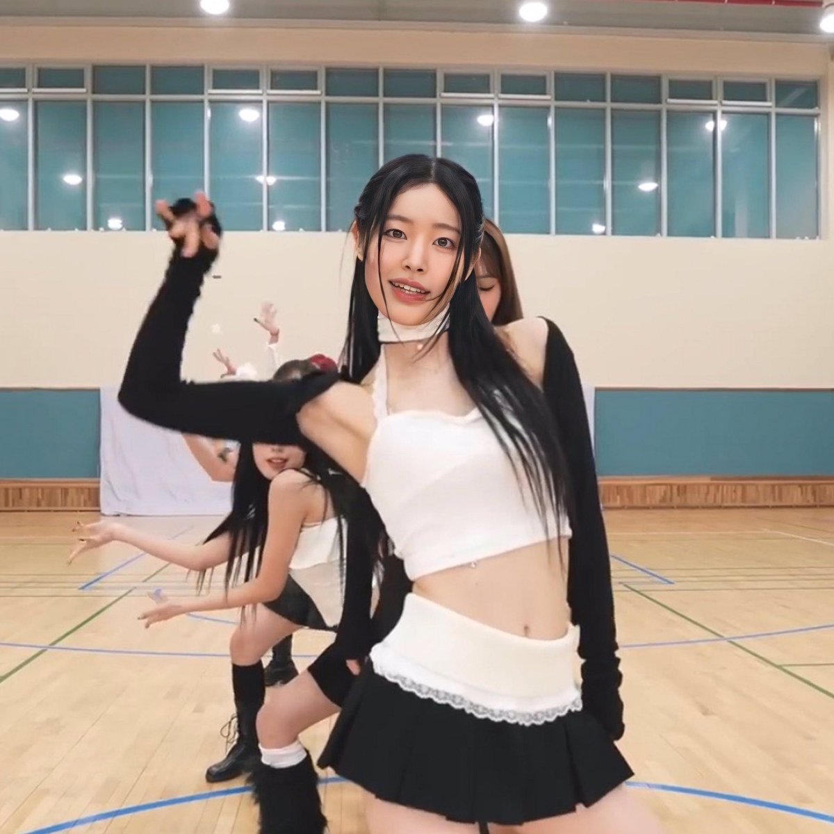 yubniyubin's tweet photo. My favorite black swan 🦢

#ARTBEAT #아트비트 #ab_yubin #ohyubin #iznajiyoon https://t.co/KRFsJ58G0K