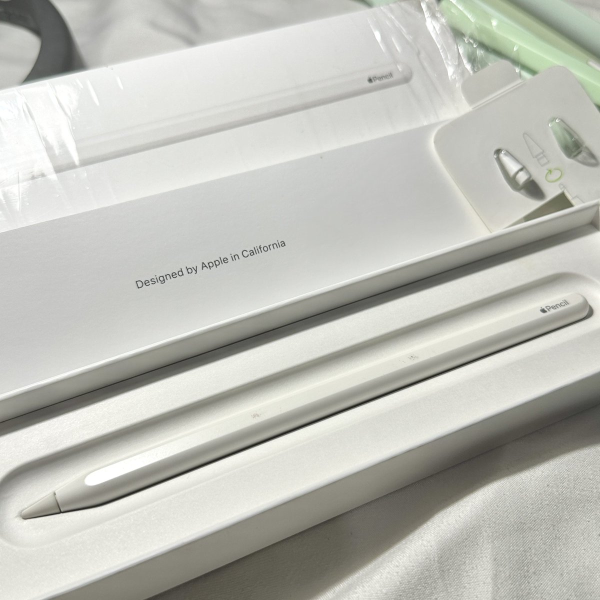 lovebuys_'s tweet photo. Wts/lfb wtb/lfs ph

Apple Pencil 2nd Gen
🏷️ ₱3500

• Original, bought for ₱7990
• no issues aside from magnet marks &amp; some scratches on the tip
• W/ 1 free unused apple pencil tip and elago case worth ₱ 600
• Price still nego :>

RFS: not compatible with new iPad https://t.co/KB9Vy5uhKV