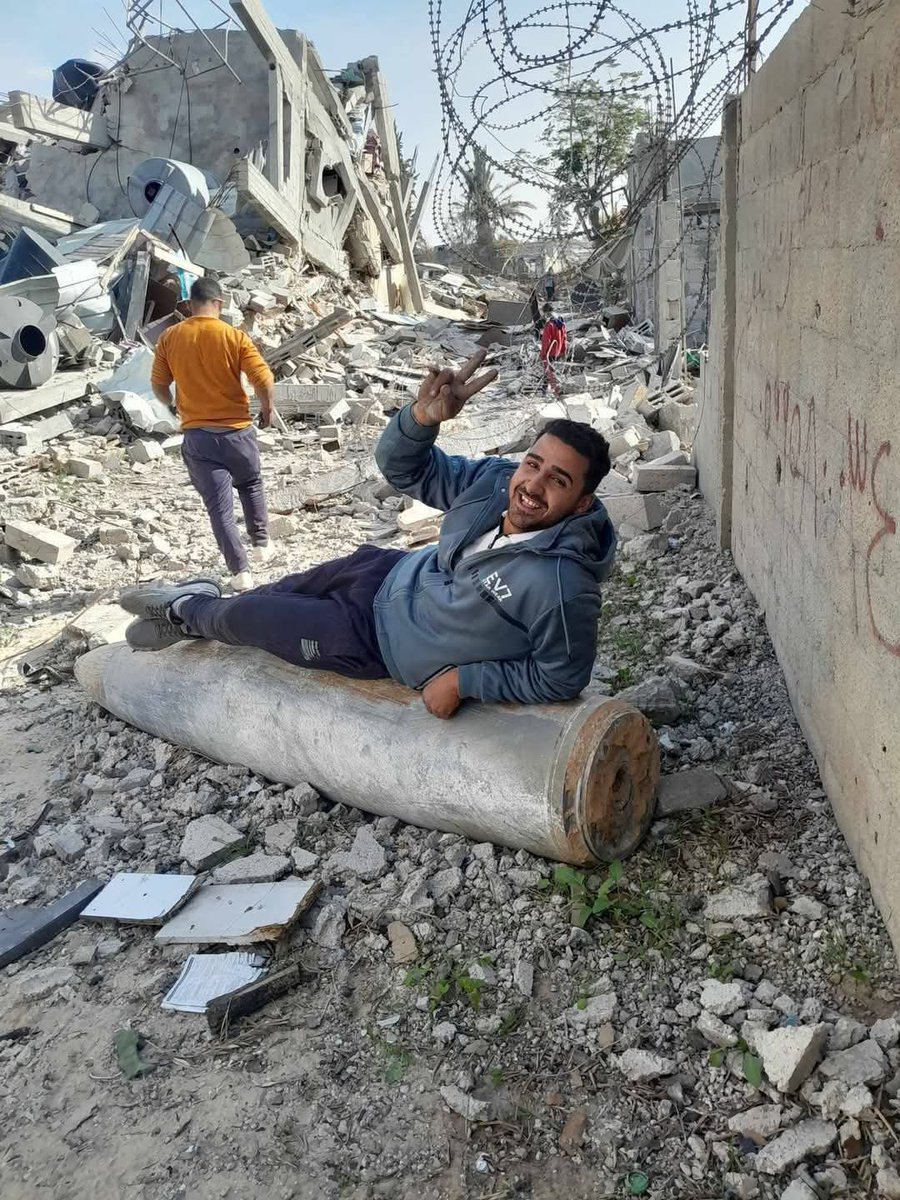 تلك الصور ليست مدعاة للفخر، بل هي انتحار.

الجميع حذرهم من الابتعاد عن مخلفات الجيش الإسرائيلي وتركها للمختصين في هندسة المتفجرات.

لا تشجعوهم على هذا الفعل، هذه أرواح ناس .