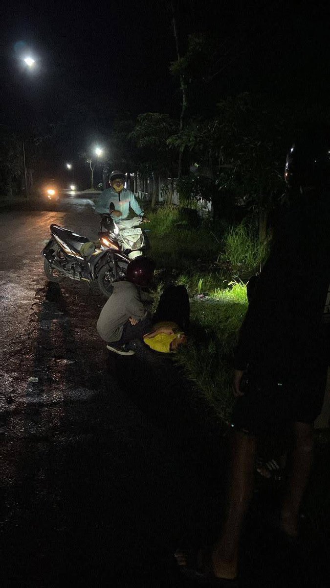 INFO TABRAK LARI!!!!!! Adik ini berjualan berjalan kaki mendorong gerobak basreng. Adik ini biasanya berjualan di utara lampu merah Sawentar, Kanigoro Blitar. Tadi malam adik ini ditabrak orang tidak bertanggung jawab sampai MD di Garum seusai berdagang.-