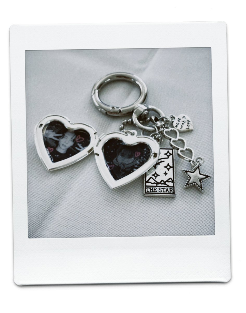 prettiest keychain ever ♡

tysm! <a href="/fluffywo0z/">© fluffywo0 studio</a> <a href="/honyguk/">⋆ starboy</a>