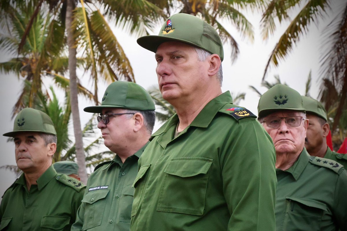 Lo dijo ayer <a href="/DiazCanelB/">Miguel Díaz-Canel Bermúdez</a>: "Este será un año de intensa preparación para la defensa". ¡Esas miradas lo dicen todo...! #Bastión2024 #YoSigoAMiPresidente