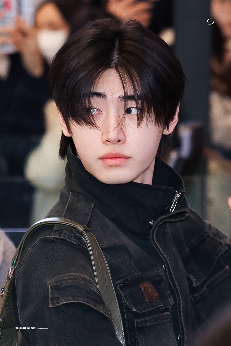 Sunghoon es la prueba viviente de que un idol no necesita maquillaje para verse bien, el maquillaje lo necesita a él.