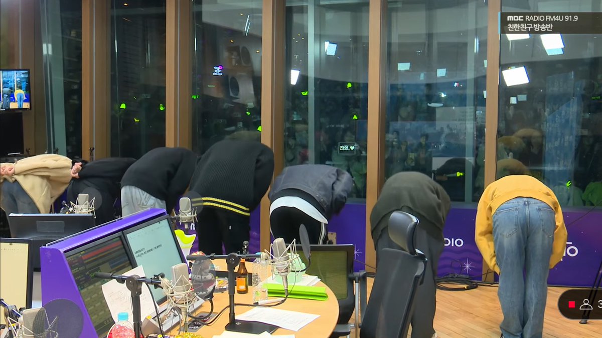 GOT7 😭😭😭😭😭😭 <a href="/GOT7Official/">GOT7</a>