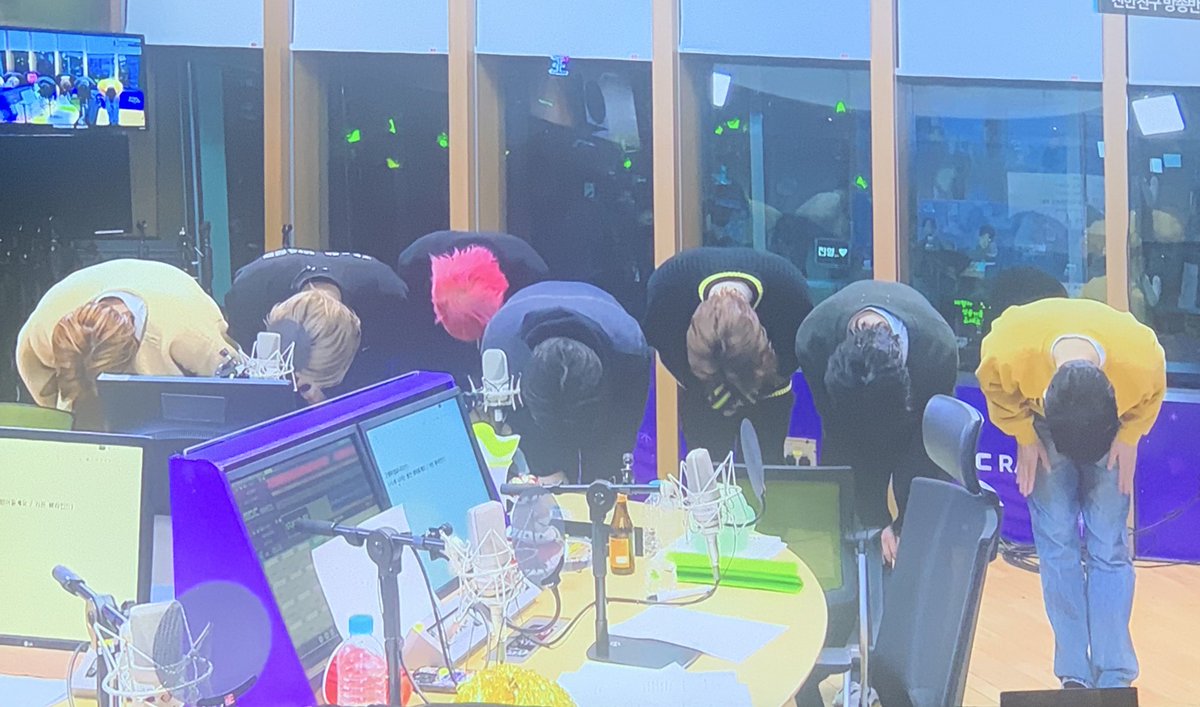 bloomindef's tweet photo. no one loves their idols like ahgases love got7 and no one loves their fans like got7 love ahgases

I’m so lucky and grateful to be an ahgase and have got7 as my artists and idols ♡ 

you will always have a special place in my heart my lovely boys and I will always cheer you on https://t.co/eEJH3eTHML