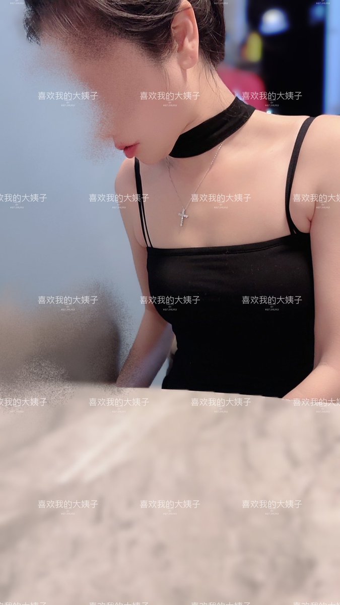 花了10几分钟拍了这四张照片，虽然拍照技术不好，但还是想拍的好看一些哈哈
大姐刚到家就把外套脱了下来，没想到里面是一件小吊带，老婆今天穿的中规中矩的，也算大大方方的吧
反正各有各的味道吧，今晚吃西红柿鸡蛋面😁老婆做的饭 https://t.co/YGgnC0BLsR