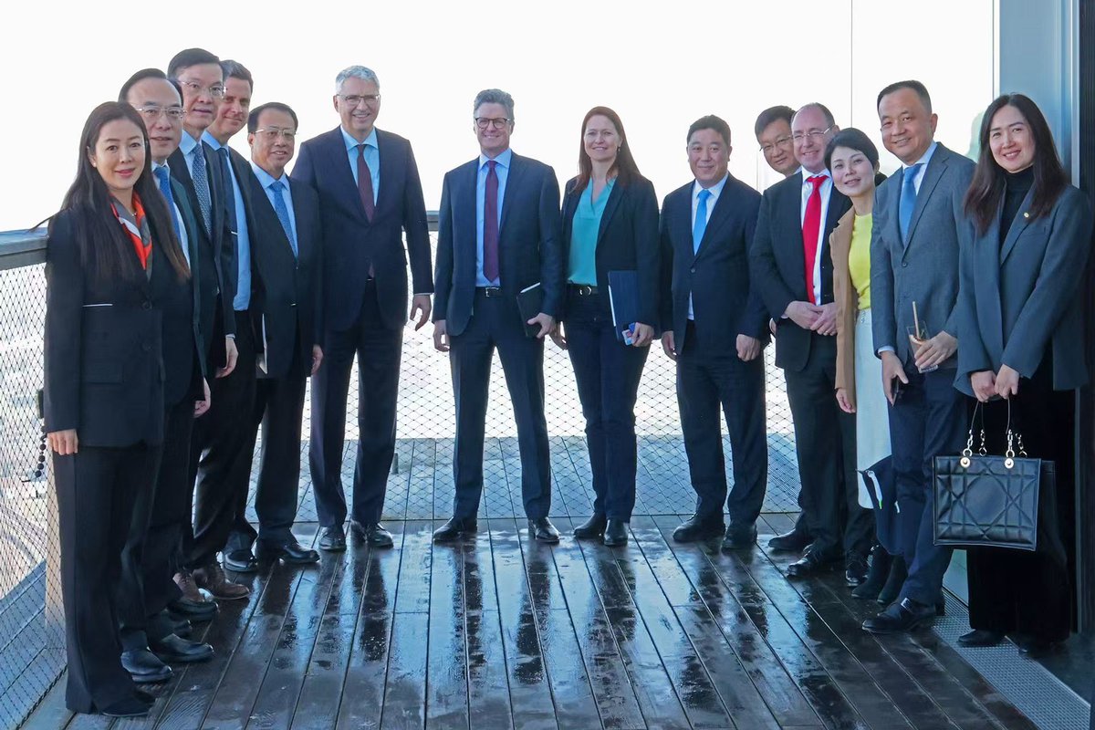 SwissCGShanghai's tweet photo. Shanghai Mayor Gong Zheng &amp; his delegation visited Switzerland. He met representatives of the #Basel Government &amp; life sciences business leaders in Basel, and hosted a reception in #Davos. During his visit to🇨🇭Mayor Gong was accompanied by Consul General Bachmann. https://t.co/odpEWFpPSi