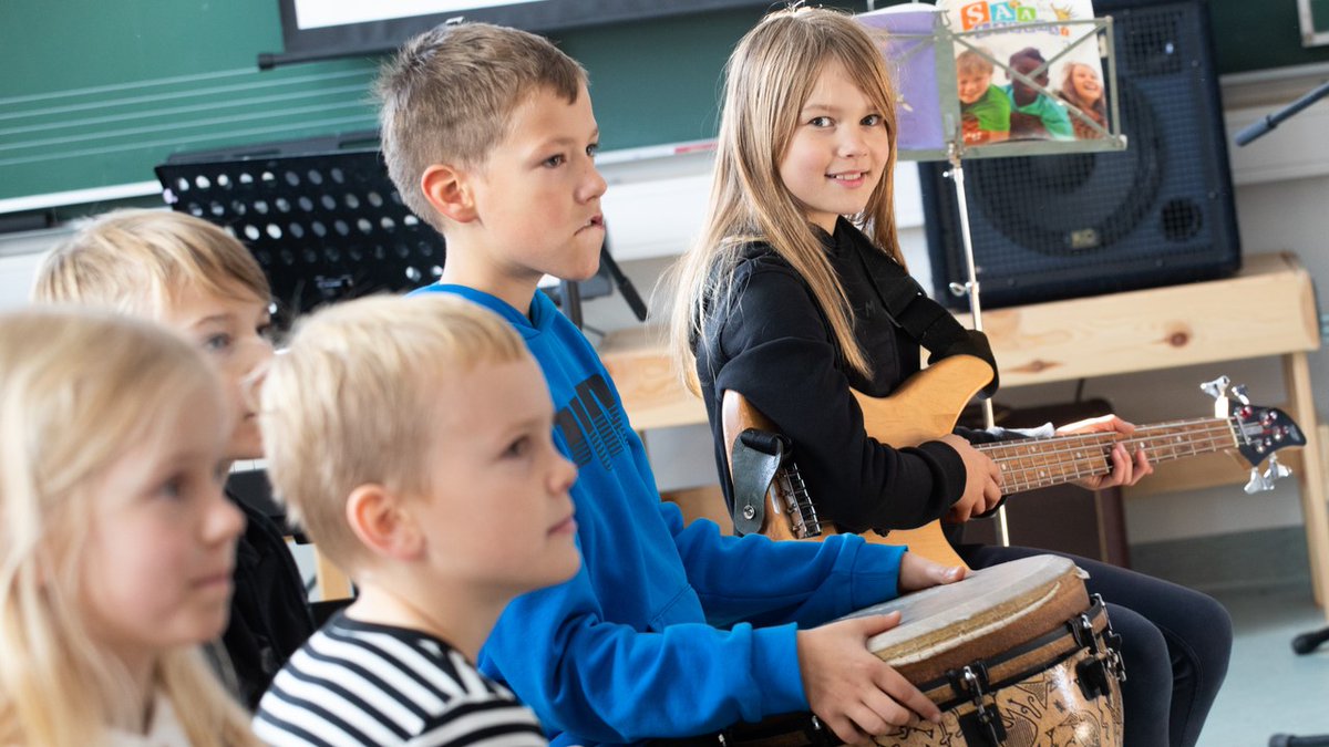 #Oulu´n peruskoulujen 50-vuotisjuhlavuoden vietto jatkuu kevätlukukaudella kouluilla. Juhlavuoden monipuolisissa tapahtumissa muistellaan menneitä kouluvuosia, pohditaan nykyistä kouluarkea ja tutustutaan myös tulevaisuuteen. munoulu.fi/koulutus/perus…