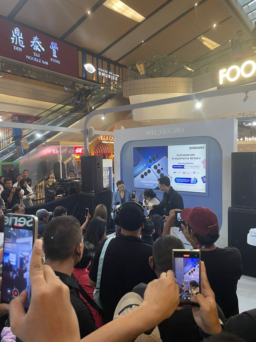 Tiap kali jalan pasti nyempetin buat hadir di booth samsung karena selalu ada kehebohan apapun itu selalu bikin penasaran , apalagi karena . . . kini hadir  #AiUnderstandsYou #GalaxyAi  dari  #GalaxyS25  jadi pengen ganti hp kann😍