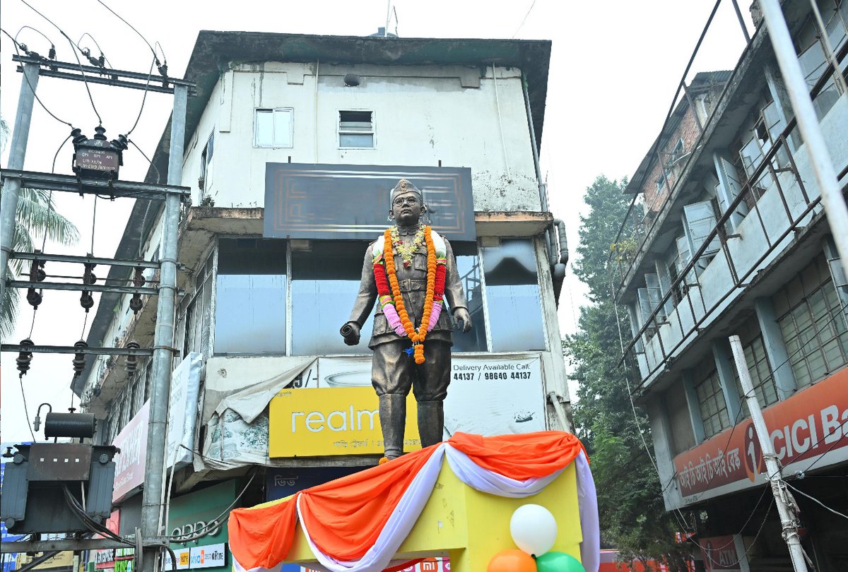 ddnews_guwahati's tweet image. ভাৰতৰ স্বাধীনতা আন্দোলনৰ মহান নেতা, আজাদ হিন্দ ফৌজৰ প্ৰতিষ্ঠাপক নেতাজী সুভাষ চন্দ্ৰ বসুৰ জন্মদিন উপলক্ষে গুৱাহাটীৰ পল্টন বজাৰত আয়োজিত পৰাক্ৰম দিৱসৰ অনুষ্ঠানত মন্ত্ৰী শ্ৰী @Pijush_hazarika-ই অংশগ্ৰহণ কৰে। 
#NetajiSubhashChandraBose #Parakramdiwas 
@SBhttachrya @mrigen_sarania