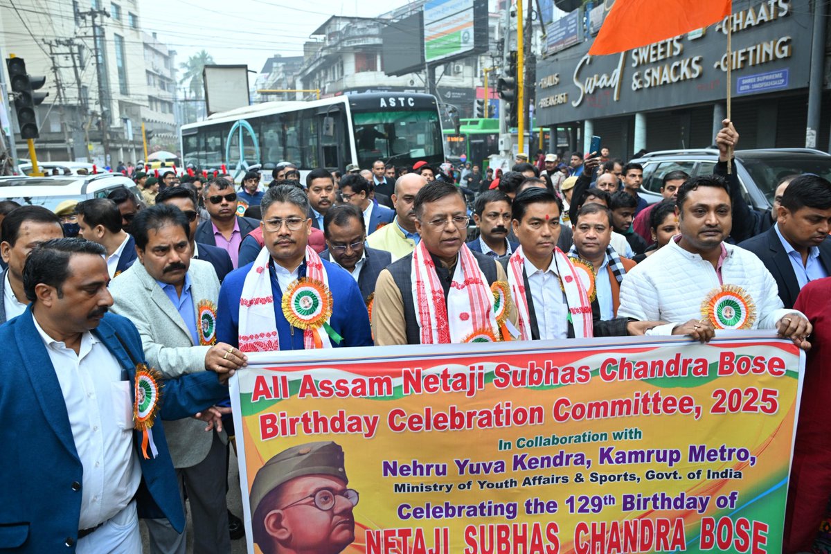 ddnews_guwahati's tweet image. ভাৰতৰ স্বাধীনতা আন্দোলনৰ মহান নেতা, আজাদ হিন্দ ফৌজৰ প্ৰতিষ্ঠাপক নেতাজী সুভাষ চন্দ্ৰ বসুৰ জন্মদিন উপলক্ষে গুৱাহাটীৰ পল্টন বজাৰত আয়োজিত পৰাক্ৰম দিৱসৰ অনুষ্ঠানত মন্ত্ৰী শ্ৰী @Pijush_hazarika-ই অংশগ্ৰহণ কৰে। 
#NetajiSubhashChandraBose #Parakramdiwas 
@SBhttachrya @mrigen_sarania