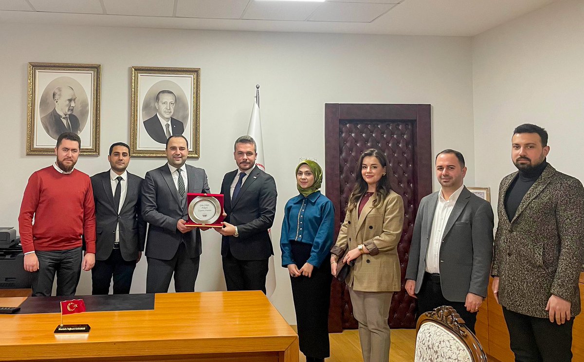 AnkaraAskonGenc's tweet photo. Genç ASKON Ankara Şube Başkanı Hasan ARISOY ve Yönetim Kurulu Üyeleri olarak, Ticaret Bakanlığı Genel Müdür Yardımcısı Mustafa Tuğberk KARAMAN’ı ziyaret ettik. Genç girişimcilere destek ve ticaretin dinamikleri üzerine yaptığımız görüşme ve nazik ev sahipliği için teşekkür ederiz https://t.co/dR66MJsQfO