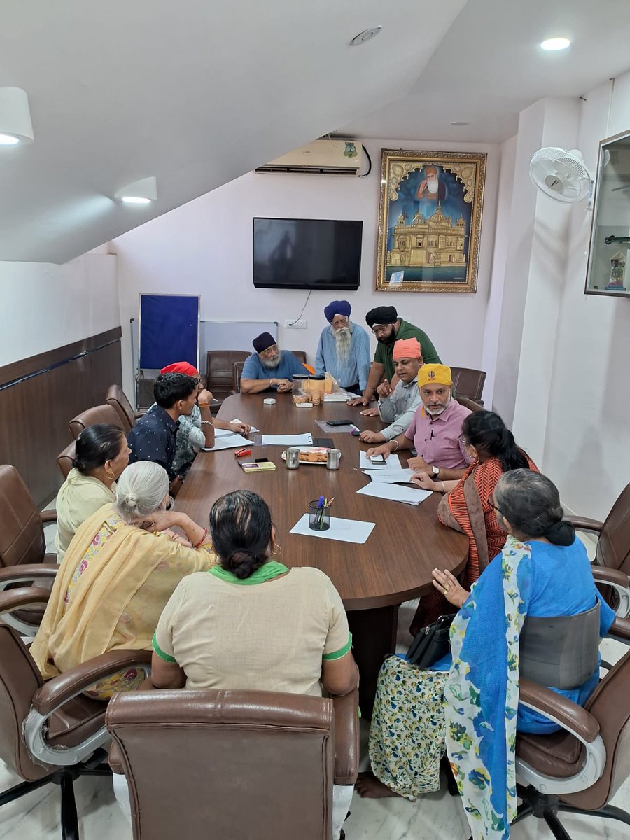 વાપીના ગુરૂદ્વારામાં જઇ શીખ સમુદાયના લોકોને સરકારશ્રીની સમાજ સુરક્ષાની યોજનાઓથી માહિતગાર કર્યા તથા વિધવા સહાય વૃધ્ધ સહાયના પાત્રતા ધરાવતા અરજદારોના ફોર્મ મેળવ્યા. <a href="/collectorvalsad/">Collector Valsad</a> <a href="/SDMPardi/">SDM Pardi</a>