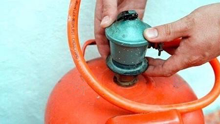 PoliciaAltea's tweet photo. 🕵️‍♂️ #Atentos a las visitas de supuestos trabajadores para la #revisión de extintores y gas
👉🏼 Cualquier #inspección debe ser comunicada previamente y realizada por  empresas de confianza. 
Si alguien se presenta en tu casa o negocio sin  avisar, es mejor #desconfiar https://t.co/NR37vAVQje