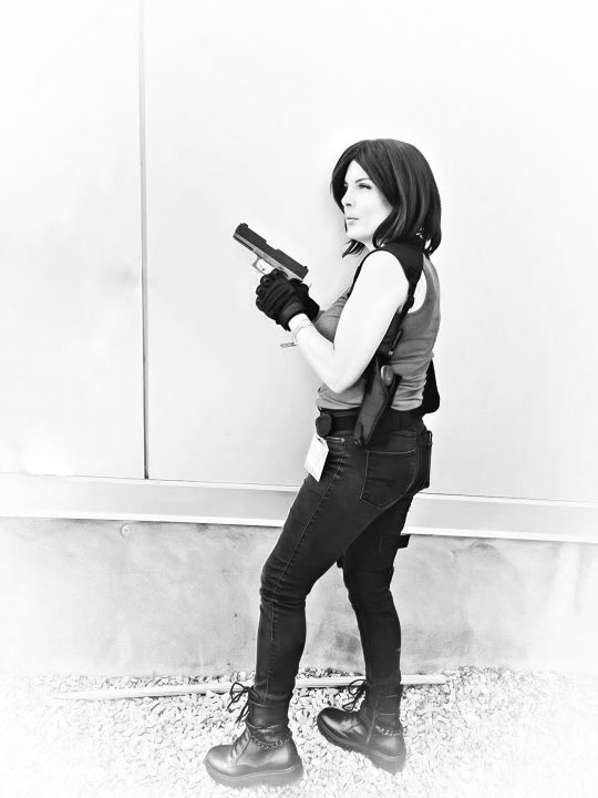 indiglo613's tweet photo. When Jill is in town #twitch # cosplay #indiglo_ #mtlcomiccon #re3 https://t.co/3poAE0bnka