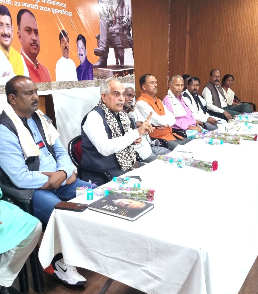 BJP4Jharkhand's tweet photo. आज सरायकेला खरसावां जिले के आदित्यपुर में संविधान गौरव अभियान के तहत आयोजित कार्यक्रम को पूर्व मुख्यमंत्री श्री @ChampaiSoren जी और क्षेत्रीय संगठन महामंत्री श्री @BJPNagendraJi जी ने संबोधित किया।

इस दौरान प्रदेश महामंत्री श्री मनोज सिंह जी सहित पार्टी के पदाधिकारीगण उपस्थित रहे.