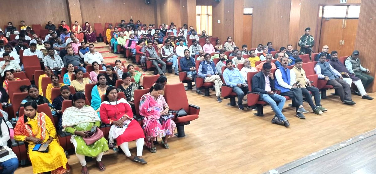 BJP4Jharkhand's tweet photo. आज सरायकेला खरसावां जिले के आदित्यपुर में संविधान गौरव अभियान के तहत आयोजित कार्यक्रम को पूर्व मुख्यमंत्री श्री @ChampaiSoren जी और क्षेत्रीय संगठन महामंत्री श्री @BJPNagendraJi जी ने संबोधित किया।

इस दौरान प्रदेश महामंत्री श्री मनोज सिंह जी सहित पार्टी के पदाधिकारीगण उपस्थित रहे.