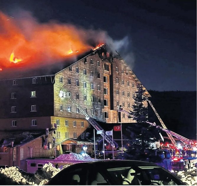 BenefitNews24's tweet image. Death toll from the fire at Turkey’s Kartalkaya ski resort has risen to 78, with 11 people detained, including the deputy mayor, fire chief, and hotel management.

Read More: benefitnews.in/international/…

@RTErdogan

#TurkeyFire #KartalkayaSkiResort #fire #mishap #flames #blaze