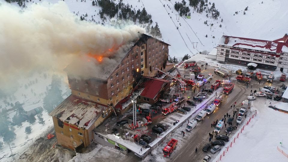 BenefitNews24's tweet image. Death toll from the fire at Turkey’s Kartalkaya ski resort has risen to 78, with 11 people detained, including the deputy mayor, fire chief, and hotel management.

Read More: benefitnews.in/international/…

@RTErdogan

#TurkeyFire #KartalkayaSkiResort #fire #mishap #flames #blaze