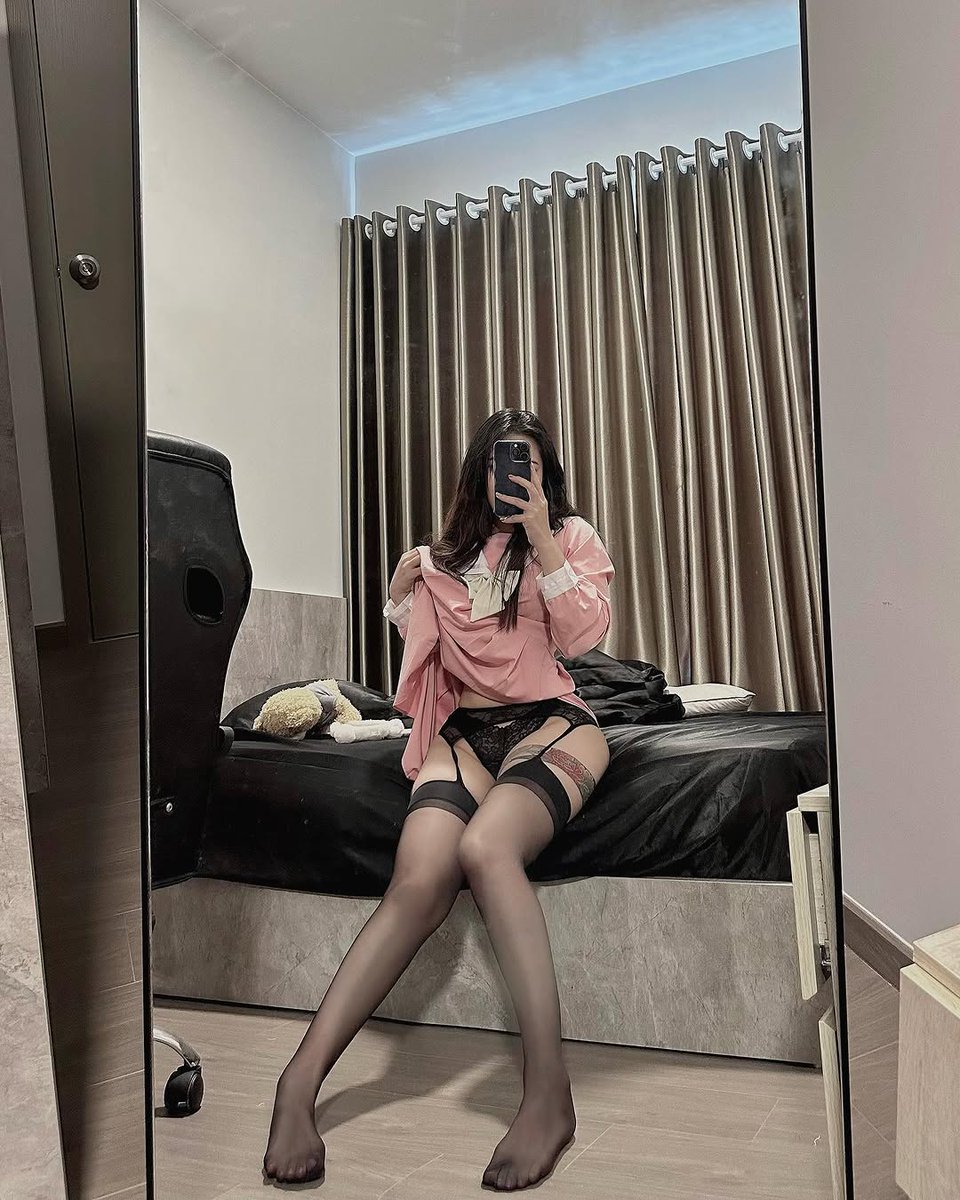 Emiu_erchan's tweet photo. sau lớp áo em có j nào https://t.co/rqXd3vXvza