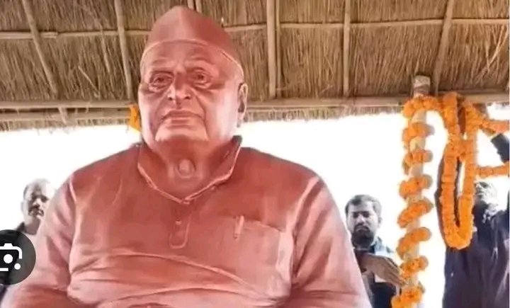 navratanlalydv's tweet photo. समाजवादी पार्टी के 100 से ज्यादा विधायक है, विधानपरिषद के भी विधायक है, 37 लोकसभा के संसद है.राज्यसभा के भी संसद है.. कपिल सिब्बल जैसे महान वकीलों की लंबी चौड़ी फौज है..फिर भी समाजवादी पार्टी के बड़े नेता समाजवादी पुरोधा के अपमान के बदले कुछ नहीं बोल रहे है.. https://t.co/tVHOmjNQY0