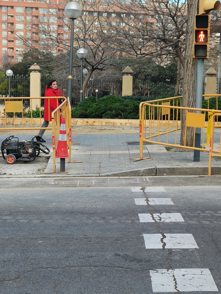 swingTIC's tweet photo. Hola @TGNAjuntament 
Això no està adaptat per una cadira de rodes. Podeu avisar a l'empresa?
Són les obres de Ramon i Cajal https://t.co/GAoGMuDs2K