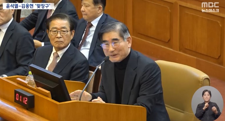 참 뻔뻔하다. 내란으로 나라를 발칵 뒤집어 놓고 폭동까지 발생했는데 미안함이나 반성하는 기색이 전혀 없다. 헌재의 탄핵 심판에 출석해서는 별일 아니라는 듯이 웃기까지 한다. 내란은 끝나지 않았다.