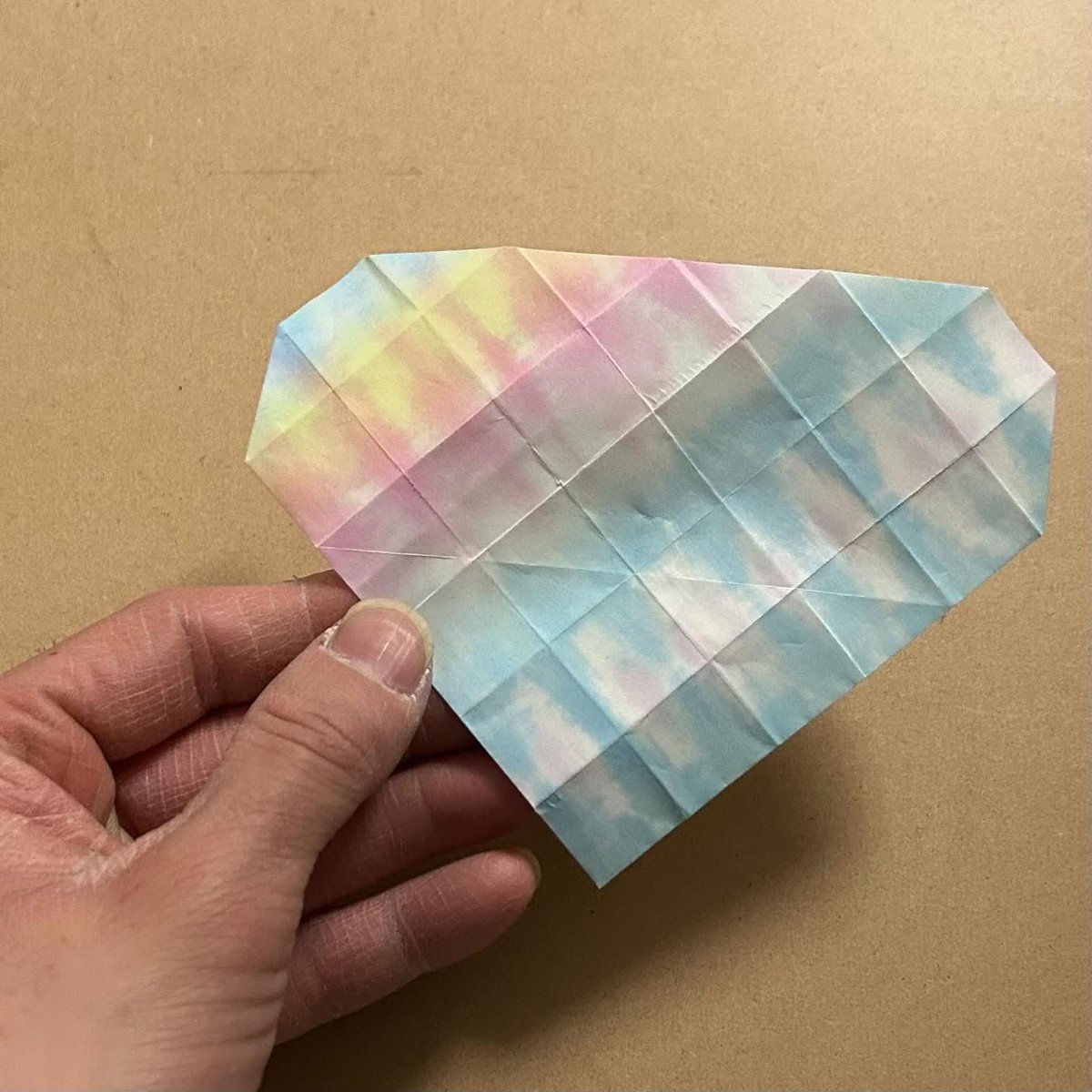 『 Gemstones message card/宝石のメッセージカード』

約15×15cm
創作＆折り手/acoarua

宝石をイメージした
メッセージカードを折ってみました。

#おりがみ 
#おりがみ作品 
#おりがみアート 
#折り紙
#折り紙作品 
#折り紙アート
#origami
#origamiart