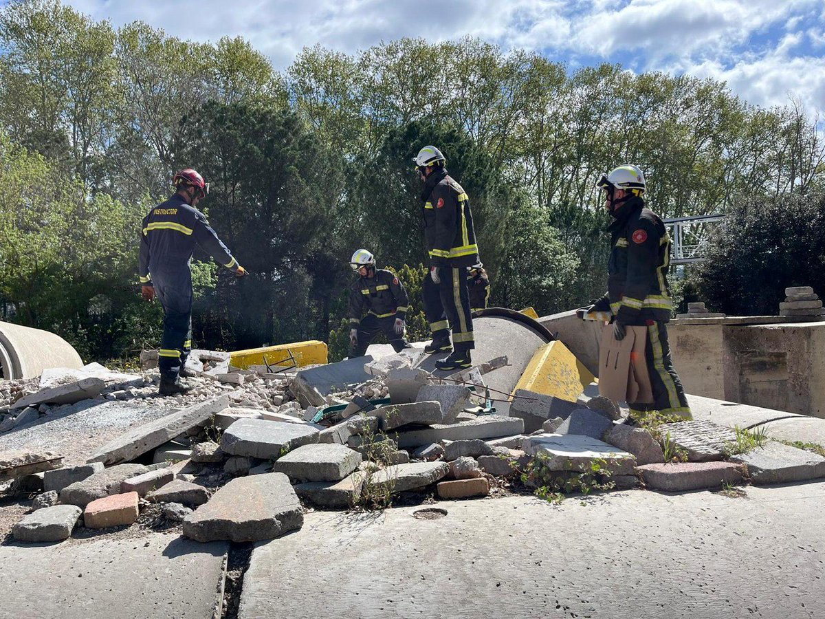 Ens endinsem en aquests forats del camp de runa de l'<a href="/ispccat/">ISPC</a>. Hi podeu veure els tècnics i la sanitària de #BombersBCN formant-se en estructures col·lapsades.

Amb aquestes pràctiques aprenen com procedir en el rescat de persones en cas d'esfondrament.