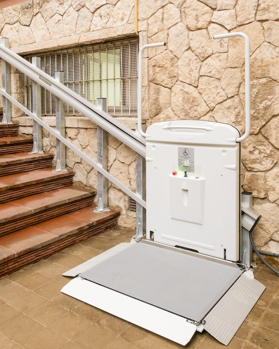 Esta una instalación que hicimos de una plataforma salvaescaleras de exterior para acceder a una vivienda unifamiliar. Una solución esencial para que todo el mundo pueda moverse de manera autónoma enier.com/landings/plata…

#Enier #movilidadreducida #plataformassalvaescaleras