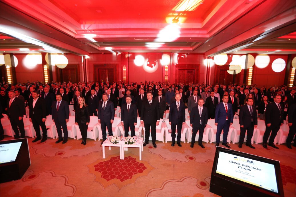 Başkanımız Sn Hüseyin Emre Tekbaş <a href="/TCTarim/">T.C. Tarım ve Orman Bakanlığı</a> Bakanı Sn İbrahim Yumaklı teşrifleriyle 'Türkiye ve Dünyada Lisanslı Depoculuk ve Hububat Piyasaları Kongresi’ne katılarak, Bakanımız Sn <a href="/ibrahimyumakli/">İbrahim Yumaklı</a>, <a href="/ticaret/">T.C. Ticaret Bakanlığı</a> Bak.Y. Sn. Volkan Ağar ve <a href="/OfisTMO/">Toprak Mahsulleri Ofisi</a> GM Sn <a href="/Ahmet_Guldal/">Ahmet GÜLDAL</a> ile istişare etti.