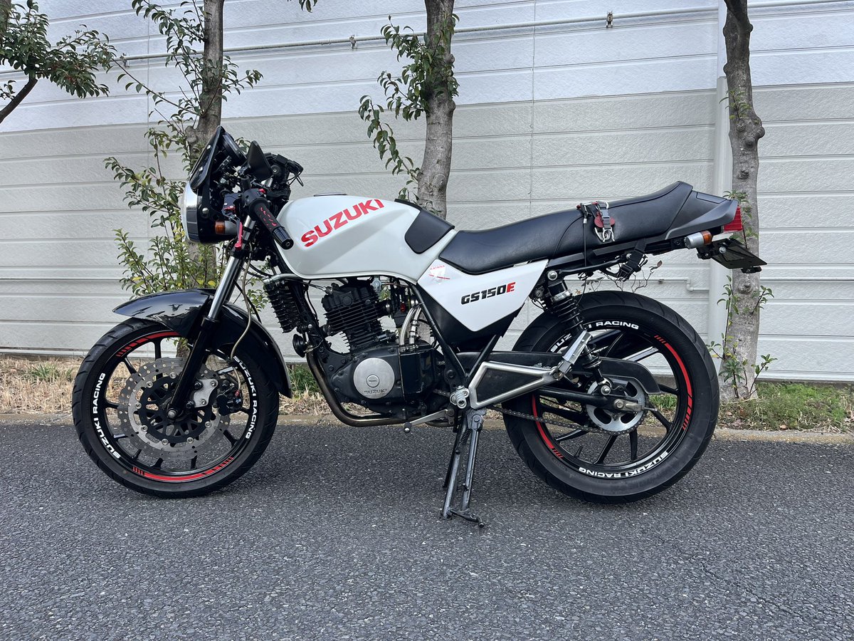 K_NAVE's tweet photo. レストアベース購入から駐輪場でDIY作業を続けて約3年。
レストア含めて自分が考えてたカスタムはほぼ完了…!
34年モノのボロ車がここまで仕上がってくれました🥲
150ccへのボアアップもして自分で組んだエンジンで走る高速道路は感慨深かったです🛣️
今後も安全運転で大切に乗りたい😌
#gn125
#gs125 https://t.co/wmPonnNGgp